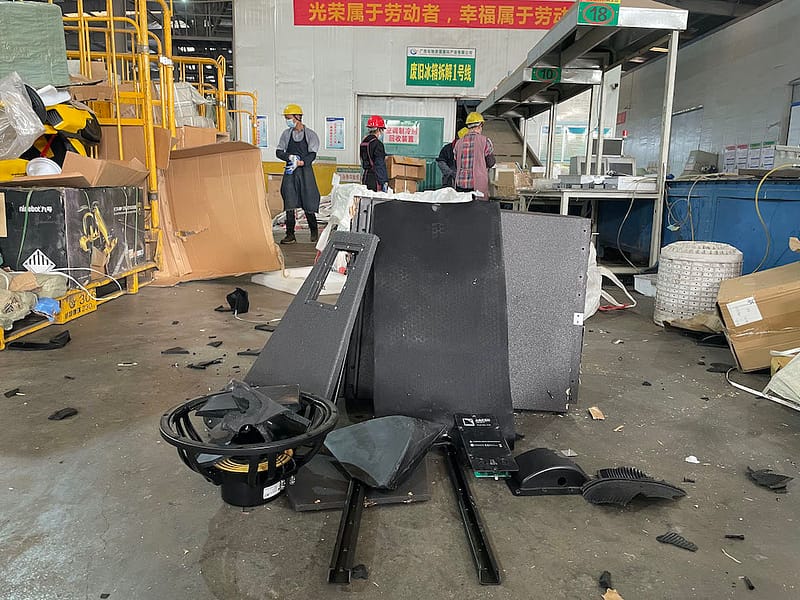 Caixas falsificadas modelo ARCS II, da L-Acoustic são destruídas in China.