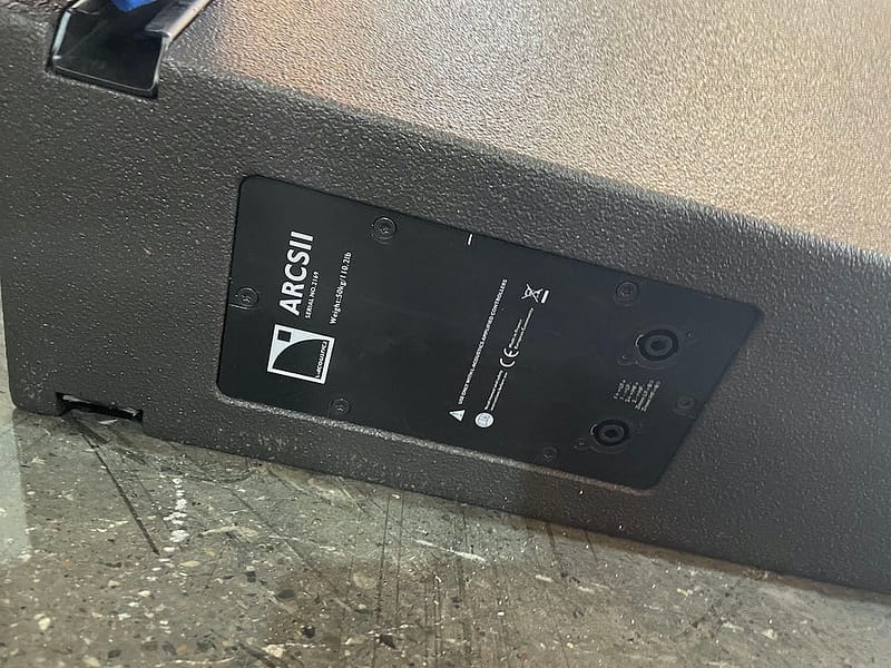 Caixas falsificadas modelo ARCS II, da L-Acoustic são destruídas in China.